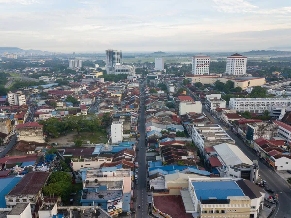Sabahleyin Bukit Mertajam kasabasında. Arka plan BM Plaza, UTAMA binası.