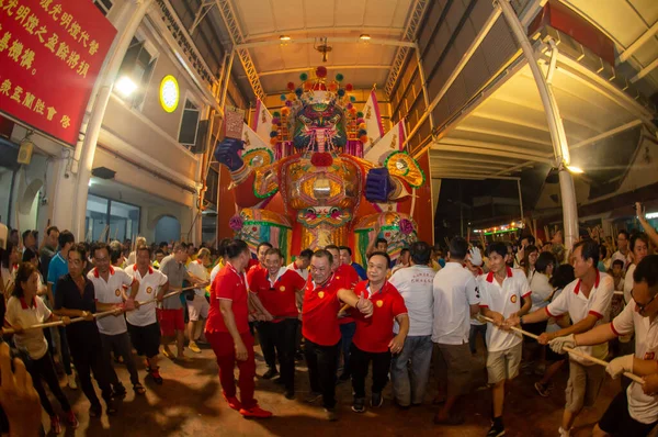 Çinliler hayalet kralın heykelini çekip yakmak için gönderdiler..