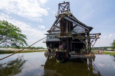 Tin Dredge No. Suda 5 yansıma.