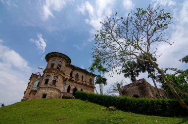 Mavi gökyüzü beyaz bulutlu Kellie 'nin Kalesi,