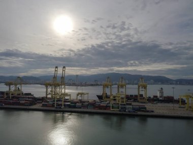 Akşam konteynır terminali.