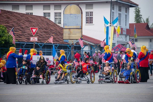 Kinder im Rollstuhl bei Merdeka-Parade auf der Straße. — Stockfoto