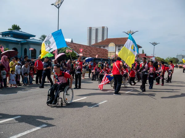 Män i rullstol gå Malaysia självständighet parad. — Stockfoto