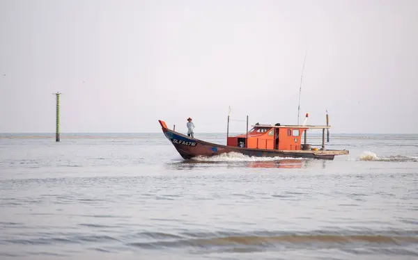 Un pescatore in piedi di fronte alla barca torna a casa . — Foto Stock