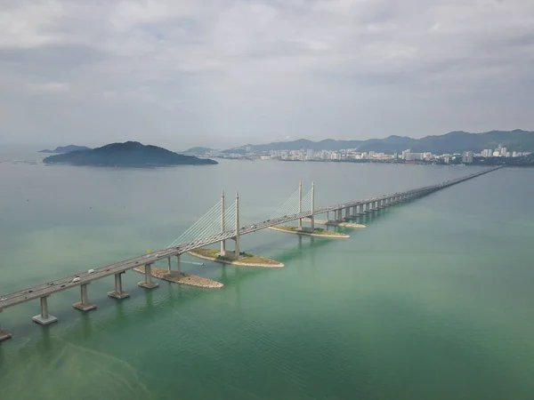 Penang Köprüsü 'nün arka planında ada var..