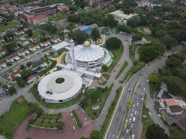 Vista aérea de la mezquita del estado de Penang con tráfico por carretera . —  Fotos de Stock