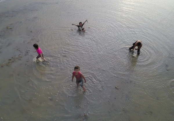 亚裔马来人儿童在稻田里玩泥巴. — 图库照片