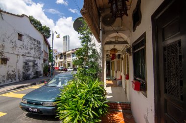 Lebuh Ermeni 'de eski bir miras evi. Arkaplan KOMTAR binası.