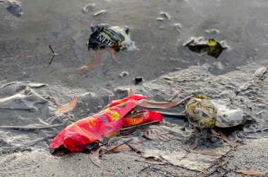 Deniz kıyısında yiyecek plastiği.