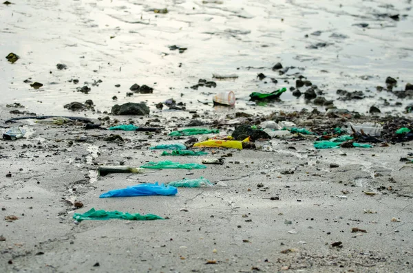 Plastikmüll an der Küste bei Ebbe. — Stockfoto