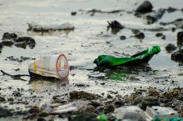 Verunreinigung von Lebensmitteln durch Plastik im Meer. — Stockfoto
