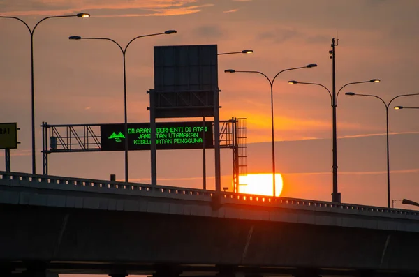 Sinalização pedir ao motorista para não parar o veículo em Penang Second Bridge — Fotografia de Stock