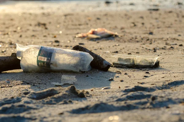 Contenedor de plástico, botella es contaminación a la playa . —  Fotos de Stock