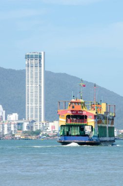 Renkli yolcu feribotu.