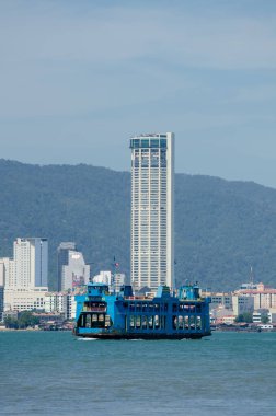 Yelkenli mavi feribot. Arka plan KOMTAR kulesi.