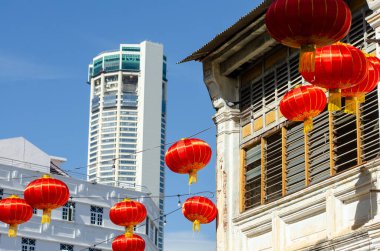 Kırmızı fener eski miras evinin yanında dekore edilmiş. Arkaplan KOMTAR binası.