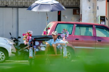 Rickshaw sürücüsü, yolcuyu bekle..