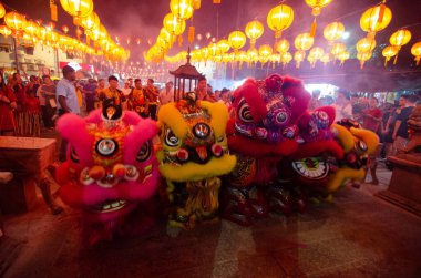 Çin Yeni Yılı boyunca Tanrıça of Mercy Tapınağı 'nda aslan dansı gösterisi.