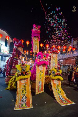 Aslan dans eder İyi şanslar sancağıyla.
