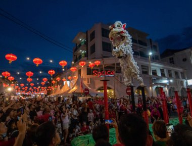 Miaohui sırasında Stilt Lion Dansı.