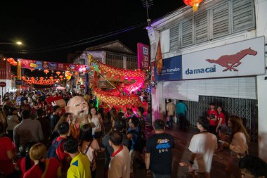 İnsanlar Çin Yeni Yılı 'nda maskotla fotoğraf çekiyorlar..