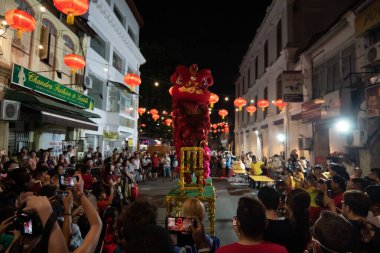 Çin Yeni Yılı 'nda sokak dansında Stilt Lion gösterisi.