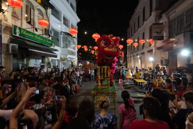 Sokakta aslan dansı gösterisi.