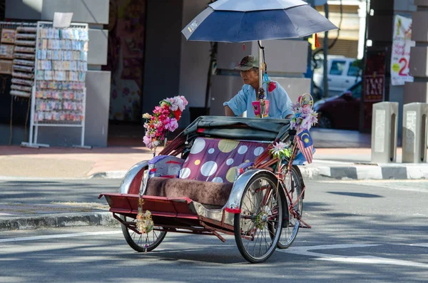 Rickshaw driver rice at street. — Stock Photo, Image