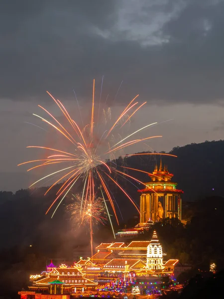 Kek Lok Si Tapınağı havai fişekleri,.