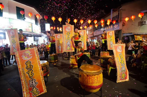 24 sezonluk şenlik davulcusu iyi şanslar dileyerek bayrak taşıyor.