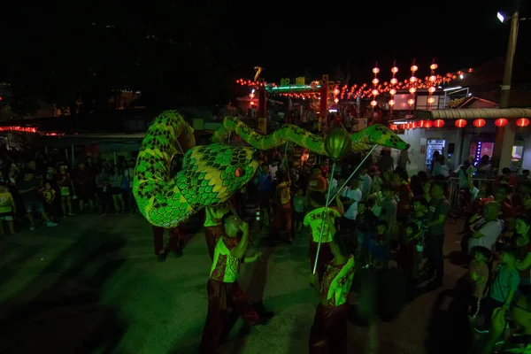 Люди исполняют танец змеи в храме во время китайского Нового года . — стоковое фото