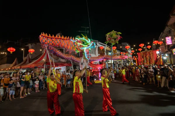 Dragon dance perform during chinese new year celebration. — Stock Photo, Image
