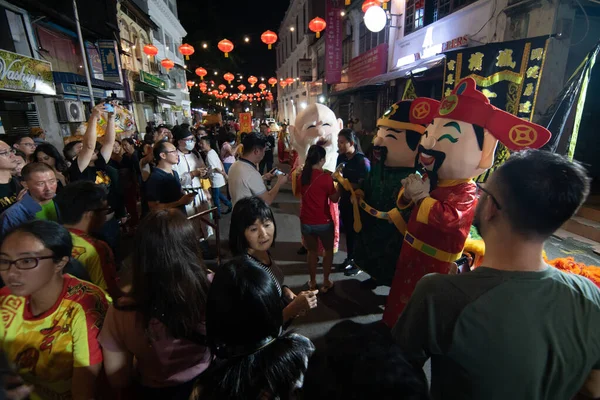 Bůh blahobytu maskot slaví čínský nový rok s davem. — Stock fotografie
