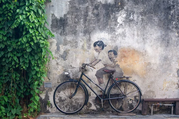 LIttle Children on a Bicycle" painted by Ernest Zacharevic" — Stock Photo, Image