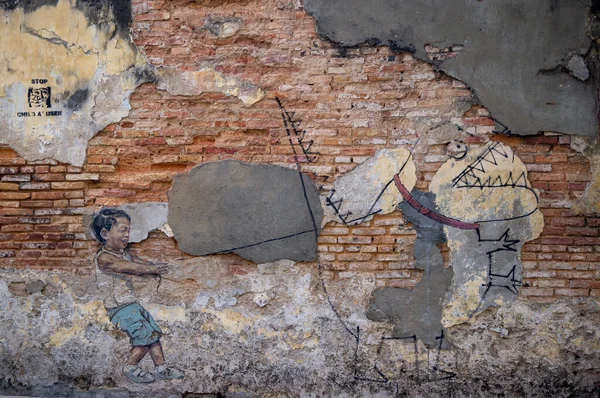 Duvarcı çocuk dinozoru iple bağladı..