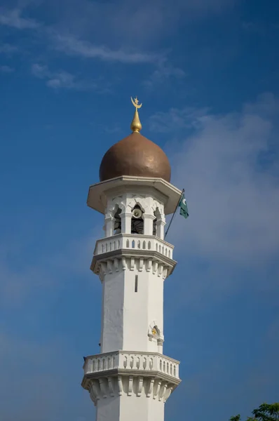 Minarete Kapitan Keling sob o céu azul . — Fotografia de Stock