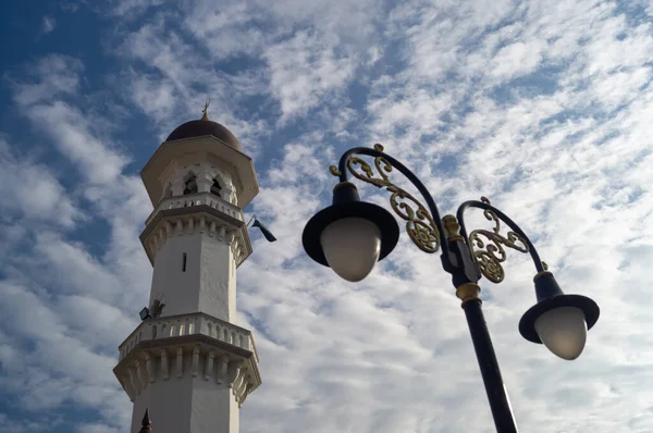 Minarete Kapitan Keling Mezquita con la lámpara de calle bajo el cielo azul . —  Fotos de Stock