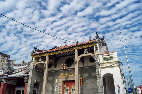 Kinesiskt tempel under blå himmel på King Street. — Stockfoto