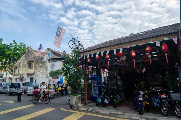 Ποδήλατο με τη σημαία της Μαλαισίας διακοσμημένα στην ταράτσα. — Φωτογραφία Αρχείου