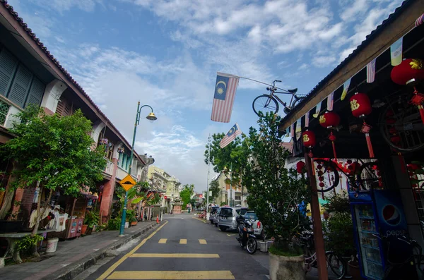Αρμένικη οδός με παλιά κληρονομιά. Ποδήλατο με σημαία Μαλαισίας. — Φωτογραφία Αρχείου