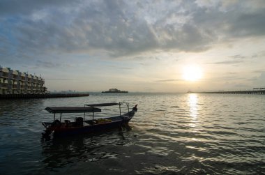 Georgetown, Penang / Malezya - 15 Şubat 2020: Siluet balıkçısı Penang Denizi 'ne ağ attı.