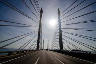 Georgetown, Penang / Malezya - 16 Şubat 2020: Bulutlu bir günde Penang Köprüsü.