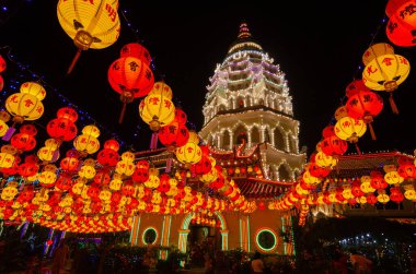 Gece Kek Lok Si Tapınağı 'nın renkli feneri parlıyor..