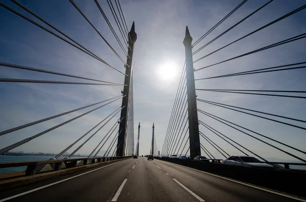 Georgetown, Penang / Malezya - 16 Şubat 2020: Bulutlu bir günde Penang Köprüsü.