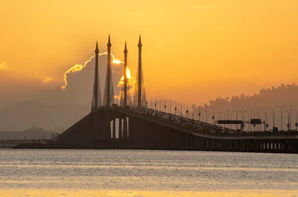 Georgetown, Penang / Malezya - 19 Şubat 2020: Penang Köprüsü 'nde sabah manzarası.