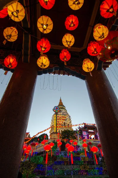 Kek Lok Si 'deki Pagoda Çin Yeni Yılı boyunca fenerle süslenmiş.. — Stok fotoğraf