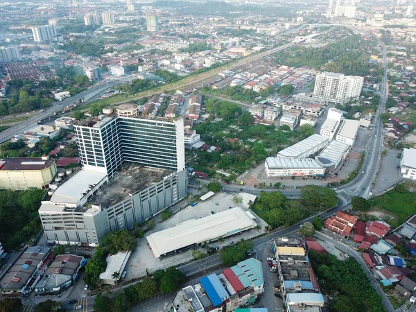 Widok z lotu ptaka opuszczony Utama Plaza i okolic. — Zdjęcie stockowe