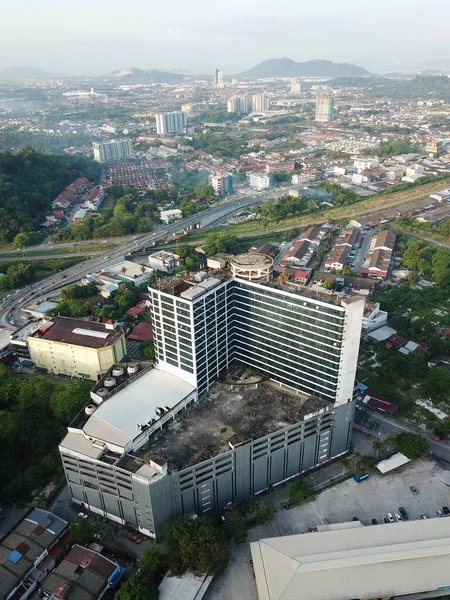 Letecký pohled opuštěný nákupní komplex Utama Plaza. — Stock fotografie