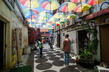 Ermeni Caddesi yakınındaki ara sokakta renkli şemsiye.
