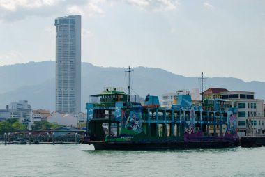 Feribot Penang denizinde çalışıyor..